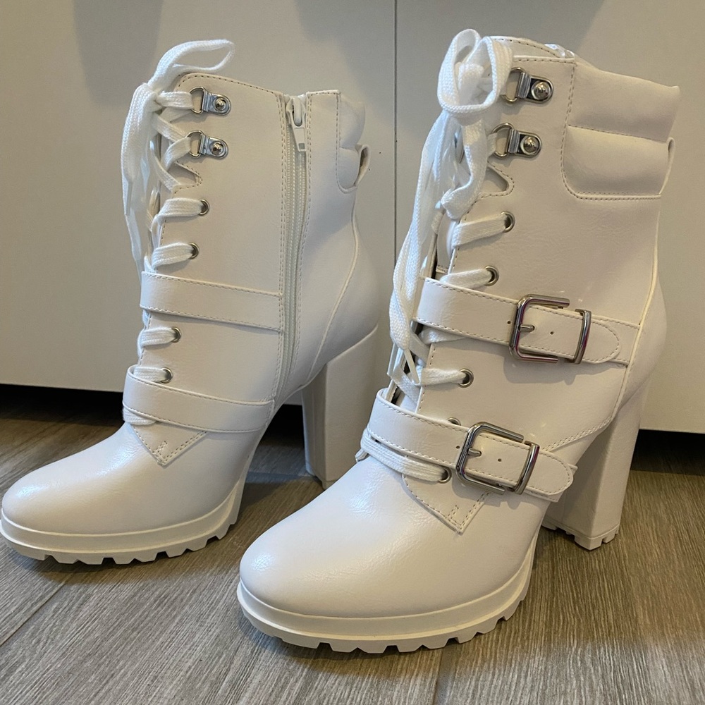 Snow white shoedazzle booties. Trendy buckles, perfect for holiday parties!